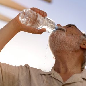 Kαύσωνας: Ένας καθηγητής δίνει συμβουλές για να μην εξαντληθούμε από τη ζέστη