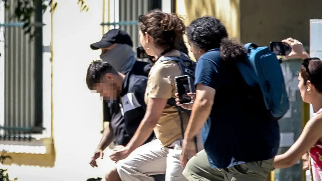Στην Ευελπίδων ο Αφγανός για τη δολοφονία της 38χρονης στην Κυψέλη: Επιμένει πως είναι αθώος και κατηγορεί τον ηλικιωμένο