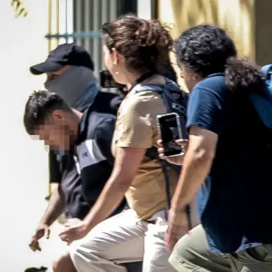 Στην Ευελπίδων ο Αφγανός για τη δολοφονία της 38χρονης στην Κυψέλη: Επιμένει πως είναι αθώος και κατηγορεί τον ηλικιωμένο