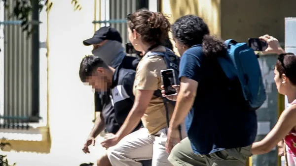 Στην Ευελπίδων ο Αφγανός για τη δολοφονία της 38χρονης στην Κυψέλη: Επιμένει πως είναι αθώος και κατηγορεί τον ηλικιωμένο