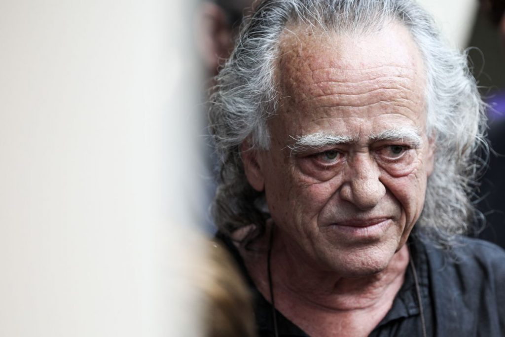 Νίκος Καλογερόπουλος: Από τη «Λούφα και Παραλλαγή» και το θρυλικό «Ρεμπέτικο», στο «Κάμπινγκ» και τη ζωή στην Κυπαρισσία