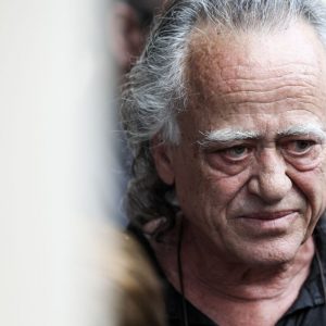 Νίκος Καλογερόπουλος: Από τη «Λούφα και Παραλλαγή» και το θρυλικό «Ρεμπέτικο», στο «Κάμπινγκ» και τη ζωή στην Κυπαρισσία