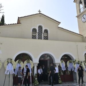 Κηδεία Δημήτρη Κόκοτα: Φίλοι, συνάδελφοι τραγουδιστές και αγαπημένα πρόσωπα στο τελευταίο «αντίο» σε κλίμα βαθιάς συγκίνησης (ΦΩΤΟ)