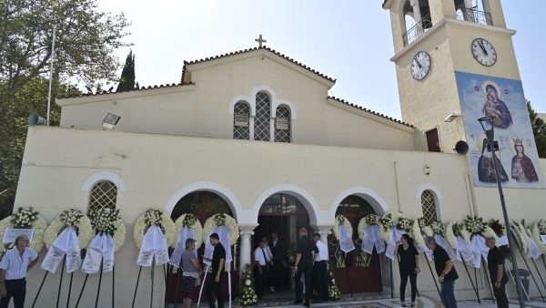 Κηδεία Δημήτρη Κόκοτα: Φίλοι, συνάδελφοι τραγουδιστές και αγαπημένα πρόσωπα στο τελευταίο «αντίο» σε κλίμα βαθιάς συγκίνησης (ΦΩΤΟ)
