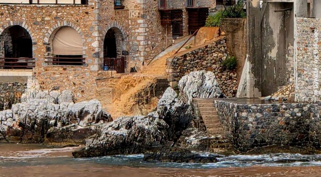 Μάνη: Γυναίκα χτυπήθηκε από κεραυνό στο Οίτυλο - Χείμαρροι οι δρόμοι, νερά μπήκαν σε σπίτια, εγκλωβίστηκαν οδηγοί