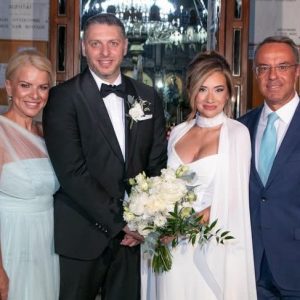 Η ανάρτηση του κουμπάρου Χρήστου Σταϊκούρα για τον γάμο των δημοσιοργάφων στα Καμένα Βούρλα - ΦΩΤΟ
