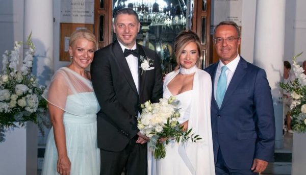 Η ανάρτηση του κουμπάρου Χρήστου Σταϊκούρα για τον γάμο των δημοσιοργάφων στα Καμένα Βούρλα - ΦΩΤΟ