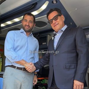 Έκανε πλάκα με τα γυαλιά ο Άδωνις μόλις έφτασε στη Λαμία: «Γεια σας παιδιά, προσέξτε σας γράφω» - ΒΙΝΤΕΟ