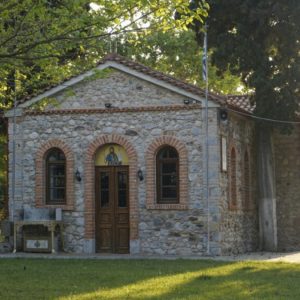 Πανηγυρίζει το εκκλησάκι του Αη Γιάννη στην παραλία Ραχών