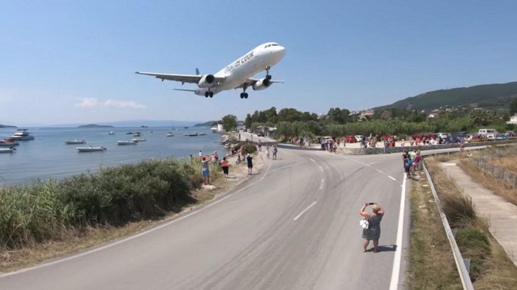 Κυνηγώντας το jet blast στη Σκιάθο: Το επικίνδυνο «παιχνίδι» με τις απογειώσεις -«Ξέρουν ότι υπάρχει κίνδυνος», λέει ο δήμαρχος
