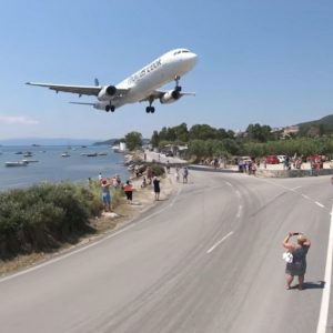 Κυνηγώντας το jet blast στη Σκιάθο: Το επικίνδυνο «παιχνίδι» με τις απογειώσεις -«Ξέρουν ότι υπάρχει κίνδυνος», λέει ο δήμαρχος