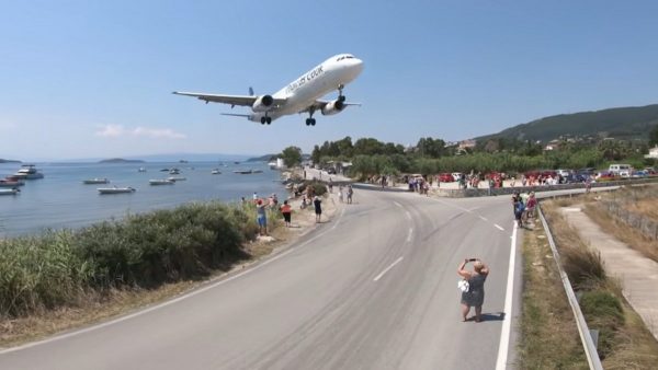 Κυνηγώντας το jet blast στη Σκιάθο: Το επικίνδυνο «παιχνίδι» με τις απογειώσεις -«Ξέρουν ότι υπάρχει κίνδυνος», λέει ο δήμαρχος