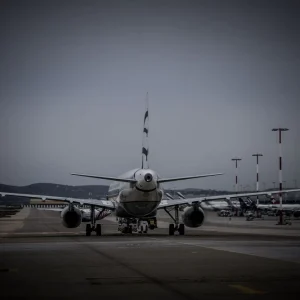 Ιταλίδα τουρίστρια τραυματίστηκε σοβαρά από το ρεύμα αεροπλάνου στο αεροδρόμιο Σκιάθου, διακομίστηκε με αεροδιακομιδή στον Βόλο