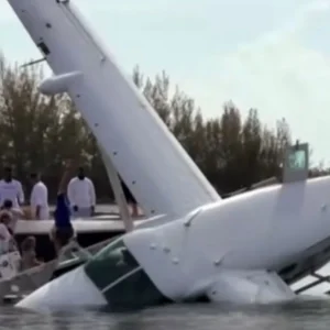 Δείτε βίντεο: Στιγμές πανικού για επιβάτες υδροπλάνου που συνετρίβη σε προβλήτα στις Μπαχάμες