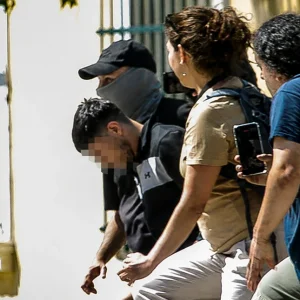 «Δεν μπορώ να το πιστέψω» - Σοκαρισμένο το ζευγάρι Αμερικανών που «υιοθέτησε» τον 26χρονο Αφγανό στη Λέσβο