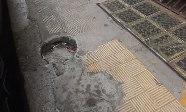 «Παγίδα» σε πεζοδρόμιο της οδού Αινιάνων και βλάβες στο δημοτικό φωτισμό