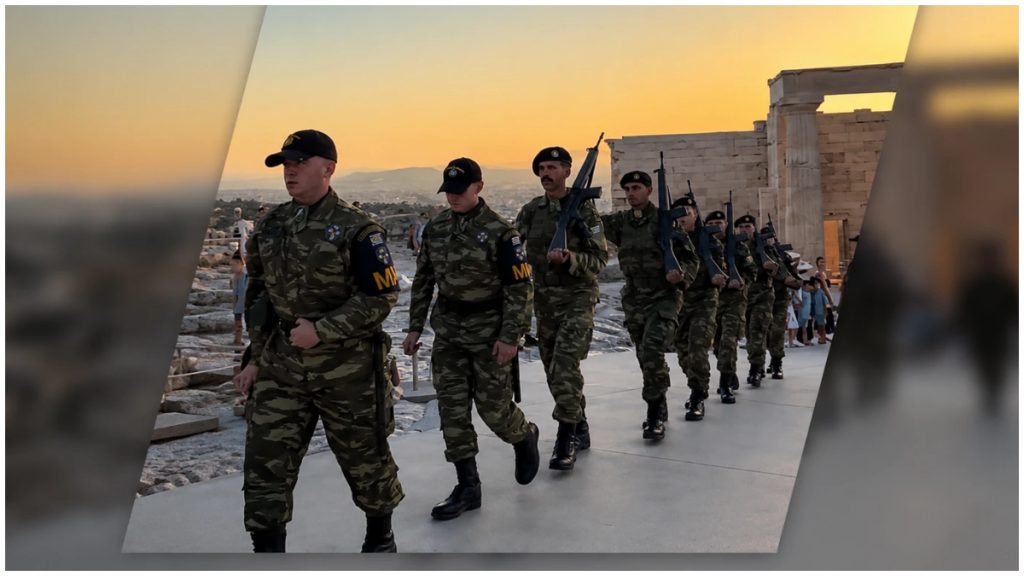 Ακρόπολη: Αντιδράσεις για το ασυντόνιστο στρατιωτικό άγημα στην υποστολή σημαίας – «Στο νηπιαγωγείο καλύτερο βήμα κάναμε»