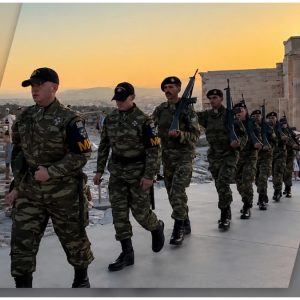 Ακρόπολη: Αντιδράσεις για το ασυντόνιστο στρατιωτικό άγημα στην υποστολή σημαίας – «Στο νηπιαγωγείο καλύτερο βήμα κάναμε»