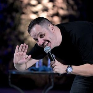 Αλέξανδρος Τσουβέλας: «Αυτομαστιγώνομαι, ακόμα και όταν με ξεγελούν τα ρίχνω στον εαυτό μου»