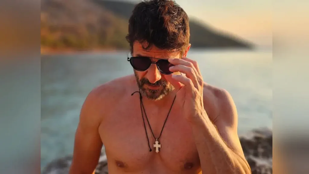 Ο Αλέξης Γεωργούλης απόλαυσε μια καλοκαιρινή εξόρμηση στην παραλία, με φόντο το ηλιοβασίλεμα