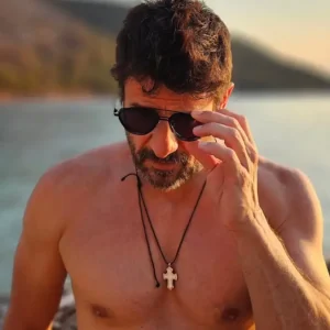 Ο Αλέξης Γεωργούλης απόλαυσε μια καλοκαιρινή εξόρμηση στην παραλία, με φόντο το ηλιοβασίλεμα