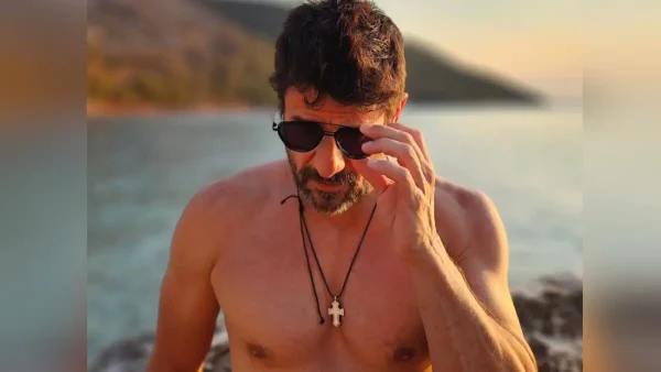Ο Αλέξης Γεωργούλης απόλαυσε μια καλοκαιρινή εξόρμηση στην παραλία, με φόντο το ηλιοβασίλεμα