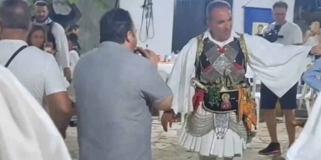 Ο Νίκος Αλιάγας με παραδοσιακή φουστανέλα στο πανηγύρι του χωριού του, στο Μεσσολόγι (ΦΩΤΟ - ΒΙΝΤΕΟ)
