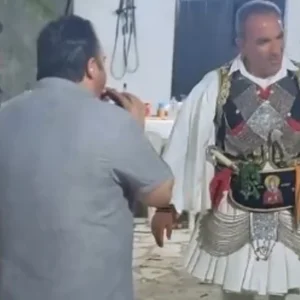 Ο Νίκος Αλιάγας με παραδοσιακή φουστανέλα στο πανηγύρι του χωριού του, στο Μεσσολόγι (ΦΩΤΟ - ΒΙΝΤΕΟ)