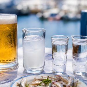 Μπίρα, ούζο ή τσίπουρο; Τι πραγματικά πίνουμε και πόσο αλκοόλ έχει κάθε ποτήρι