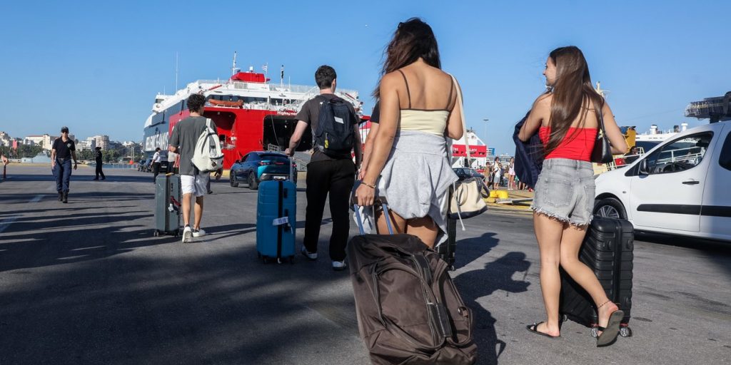 Κορυφώνεται η έξοδος των αδειούχων ενόψει Δεκαπενταύγουστου -Γεμάτα αναχωρούν τα πλοία, πάνω από 56.000 επιβάτες αναχωρούν σήμερα
