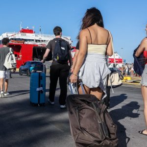 Κορυφώνεται η έξοδος των αδειούχων ενόψει Δεκαπενταύγουστου -Γεμάτα αναχωρούν τα πλοία, πάνω από 56.000 επιβάτες αναχωρούν σήμερα