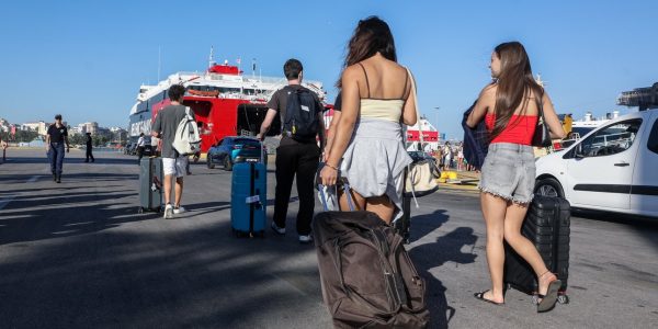 Κορυφώνεται η έξοδος των αδειούχων ενόψει Δεκαπενταύγουστου -Γεμάτα αναχωρούν τα πλοία, πάνω από 56.000 επιβάτες αναχωρούν σήμερα