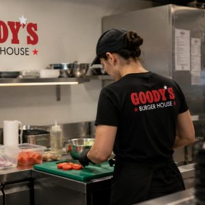 Το Goody's Burger House Λαμίας αναζητά άτομο για την κουζίνα