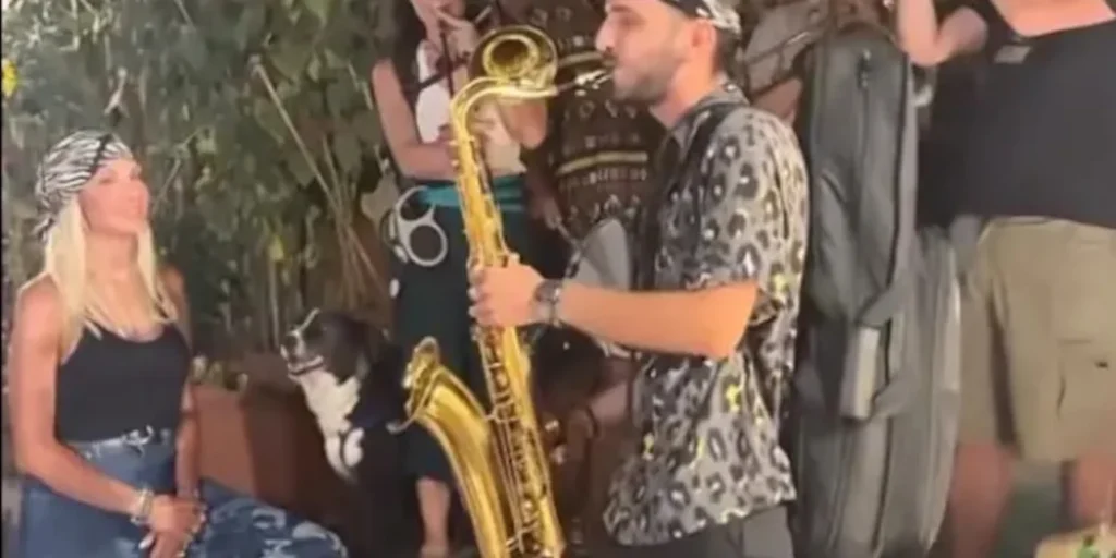 Η Άννα Βίσση στο Φισκάρδο -Σηκώθηκε να ακούσει την μπάντα «Αγία Φανφάρα» που έπαιζε Τσιτσάνη, δείτε βίντεο