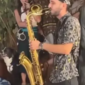 Η Άννα Βίσση στο Φισκάρδο -Σηκώθηκε να ακούσει την μπάντα «Αγία Φανφάρα» που έπαιζε Τσιτσάνη, δείτε βίντεο