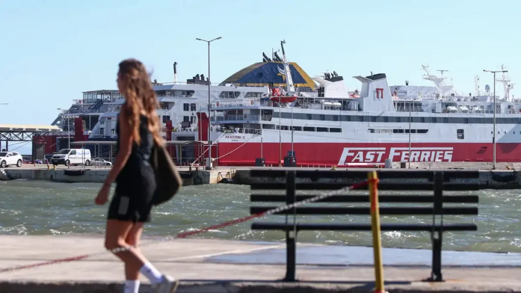 Απαγορευτικό απόπλου σε Ραφήνα και Λαύριο λόγω ισχυρών ανέμων: Τροποποιήσεις δρομολογίων στον Πειραιά