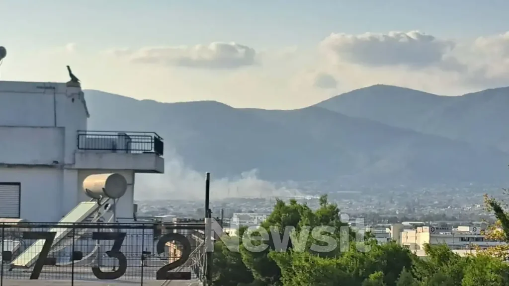 Πυρκαγιά στη λεωφόρο Πάρνηθος στο Μενίδι – Μήνυμα το 112