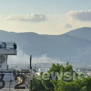 Πυρκαγιά στη λεωφόρο Πάρνηθος στο Μενίδι – Μήνυμα το 112