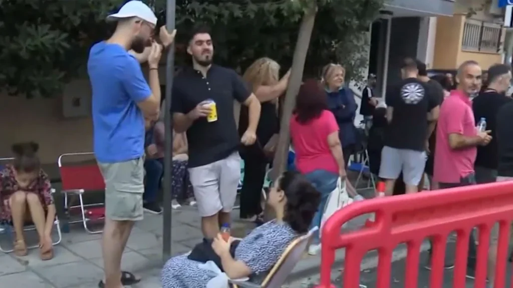 Κοιμήθηκαν έξω από το Α.Τ. Τούμπας στη Θεσσαλονίκη για να εκδώσουν διαβατήριο με την παλαιά τύπου ταυτότητα, δείτε βίντεο
