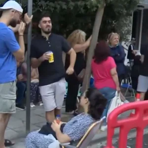 Κοιμήθηκαν έξω από το Α.Τ. Τούμπας στη Θεσσαλονίκη για να εκδώσουν διαβατήριο με την παλαιά τύπου ταυτότητα, δείτε βίντεο
