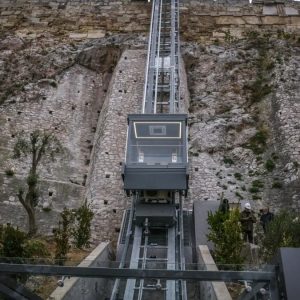 Ακρόπολη: Στο επίκεντρο ξανά ο ανελκυστήρας - Τι απαντά το ΥΠΠΟ στις καταγγελίες