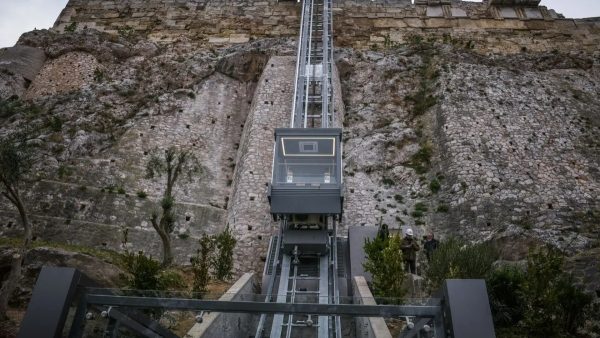 Ακρόπολη: Στο επίκεντρο ξανά ο ανελκυστήρας - Τι απαντά το ΥΠΠΟ στις καταγγελίες