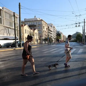 Δεκαπενταύγουστος: Πόλη «φάντασμα» η Αθήνα – Μαζική έξοδος των αδειούχων, αυξημένη η κίνηση στα λιμάνια παρά τους ισχυρούς ανέμους