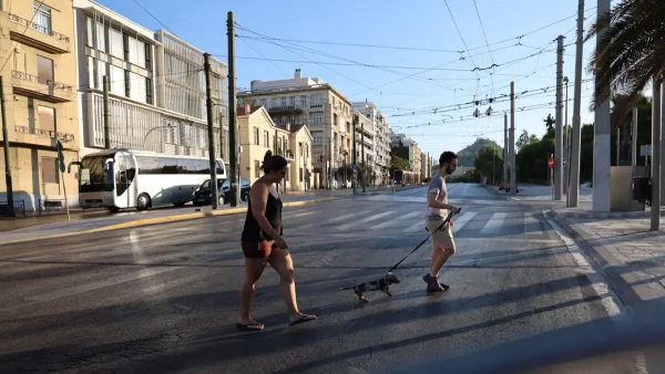 Δεκαπενταύγουστος: Πόλη «φάντασμα» η Αθήνα – Μαζική έξοδος των αδειούχων, αυξημένη η κίνηση στα λιμάνια παρά τους ισχυρούς ανέμους