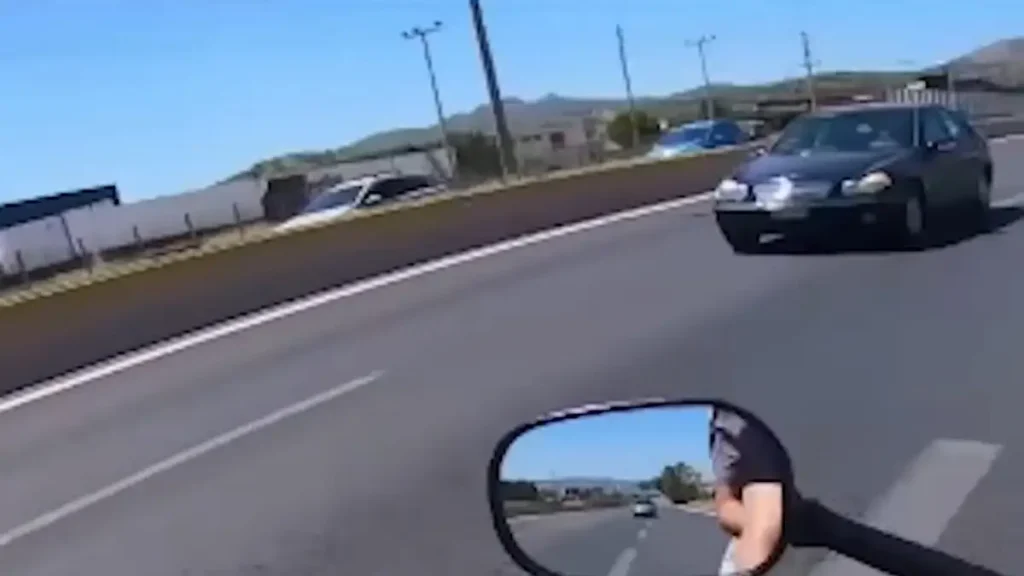 Αδιανόητο βίντεο με ηλικιωμένη να οδηγεί ανάποδα στην Αθηνών - Κορίνθου