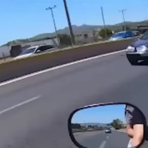 Αδιανόητο βίντεο με ηλικιωμένη να οδηγεί ανάποδα στην Αθηνών - Κορίνθου