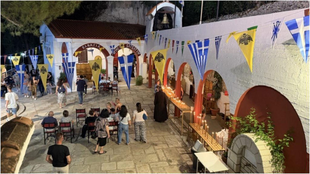 Βαρδάτες: Εκατοντάδες πιστοί ανηφόρισαν στο σπηλαιώδες μοναστήρι για τη μεγάλη γιορτή της 23ης Αυγούστου – ΒΙΝΤΕΟ