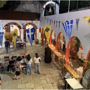 Βαρδάτες: Εκατοντάδες πιστοί ανηφόρισαν στο σπηλαιώδες μοναστήρι για τη μεγάλη γιορτή της 23ης Αυγούστου – ΒΙΝΤΕΟ