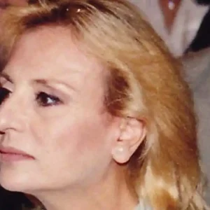Βίκυ Μοσχολιού: Σπάνια φωτογραφία από την παιδική της ηλικία με τους γονείς της