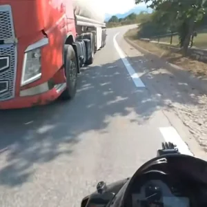 Οδηγός βυτιοφόρου κάνει προσπέραση πάνω σε στροφή – Από τύχη γλίτωσε μηχανή την μετωπική - Δείτε βίντεο